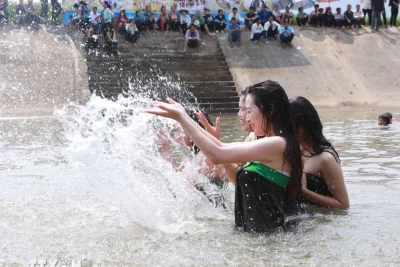 Lai Châu: Ngắm tục gội đầu của các cô gái người Thái trắng ở Phong Thổ