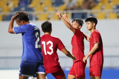 Hữu Tuấn ăn mừng siêu phẩm mở tỷ số cho U23 Việt Nam. (Ảnh: WS)