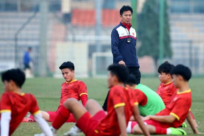 Huấn luyện viên Hoàng Anh Tuấn hy vọng những cầu thủ mới sẽ có cơ hội để bước ra “sàn diễn” của mình và tỏa sáng. (Ảnh: VFF)