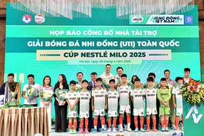 Đại diện Ban tổ chức cùng đại diện các cầu thủ nhí tham dự giải đấu. 