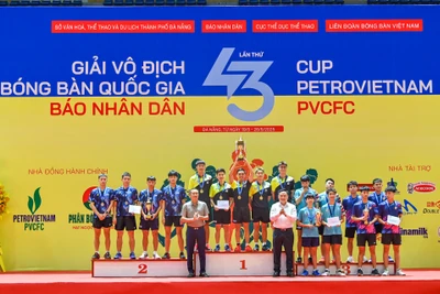 Đại diện Ban tổ chức trao huy chương và cúp cho các đội đoạt giải tại nội dung đồng đội nam. (Ảnh: DUY LINH)