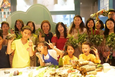 Khách mời tham dự chương trình chụp ảnh kỷ niệm.