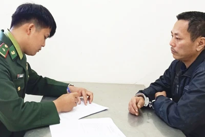 Bộ đội biên phòng Quảng Bình lấy lời khai của Nguyễn Văn Biên.