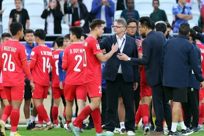 Huấn luyện viên Philippe Troussier động viên các cầu thủ sau trận đấu. (Ảnh: VFF)