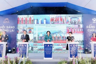 Các đại biểu thực hiện nghi thức khởi công Dự án nhà ở xã hội Kira Home.