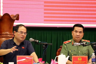 Đồng chí Quản Minh Cường, Phó Bí thư Tỉnh ủy, Trưởng Đoàn đại biểu Quốc hội tỉnh Đồng Nai phát biểu tại hội thảo. 