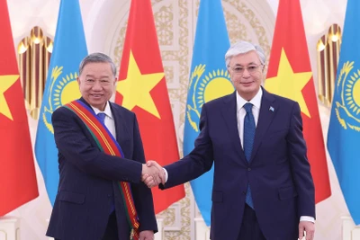 Tổng thống Kassym-Jomart Tokayev trao Huân chương Hữu nghị hạng Nhất của Kazakhstan tặng Tổng Bí thư Tô Lâm. (Ảnh: TTXVN)