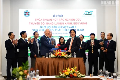 Lãnh đạo Viện Chiến lược phát triển kinh tế số và Hội Dầu khí Việt Nam ký kết thỏa thuận hợp tác. (Ảnh: THẾ DƯƠNG)