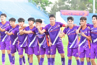 Các cầu thủ U19 Becamex Bình Dương ăn mừng chiến thắng đầu tay tại giải đấu. 