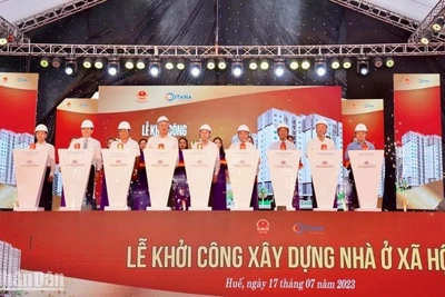 Các đại biểu tiến hành lễ khởi công hơn 1.000 căn hộ nhà ở xã hội tại Thừa Thiên Huế.