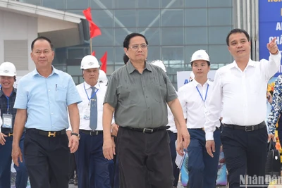 Thủ tướng Phạm Minh Chính thị sát công trường dự án. (Ảnh: TRẦN HẢI)
