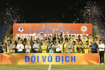 U19 Hà Nội nâng cao cúp vô địch Giải vô địch U19 quốc gia 2024. (Ảnh: VFF)