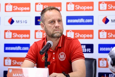 Huấn luyện viên Mano Polking phát biểu tại buổi họp báo. (Ảnh: VFF)