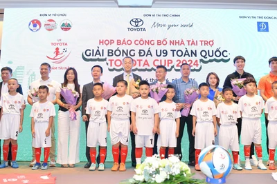 Ban tổ chức cùng các vận động viên nhí tại sự kiện. (Ảnh: BTC)