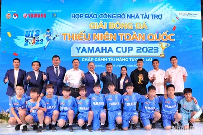 Đại diện ban tổ chức cùng nhà tài trợ chụp ảnh lưu niệm cùng các cầu thủ thiếu niên tại buổi họp báo. 