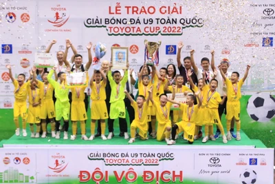 Các cầu thủ nhí U9 Sông Lam Nghệ An nâng cao chiếc cúp vô địch. (Ảnh: BTC)