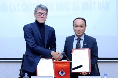 Tổng thư ký Liên đoàn Bóng đá Việt Nam Nguyễn Văn Phú gia hạn hợp đồng với Giám đốc kỹ thuật Koshida Takeshi. 