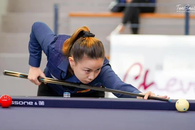 Nữ cơ thủ Nguyễn Hoàng Yến Nhi thi đấu tại giải Billiards carom 3 băng nữ vô địch thế giới (World Championship Ladies) diễn ra tại Pháp. (Ảnh: FBNV)