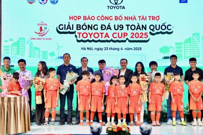 Ban tổ chức cùng đại diện các cầu thủ nhí tại buổi họp báo công bố giải đấu, diễn ra sáng 23/4.