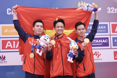 3 nam vận động viên đội tuyển karate Việt Nam (Phạm Minh Đức, Giang Việt Anh, Lê Hồng Phúc) vui mừng với tấm Huy chương Vàng nội dung kata đồng đội nam. (Ảnh: TTXVN)