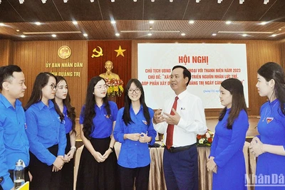Chủ tịch Ủy ban nhân dân tỉnh Quảng Trị Võ Văn Hưng trò chuyện với cán bộ đoàn, đoàn viên, thanh niên.
