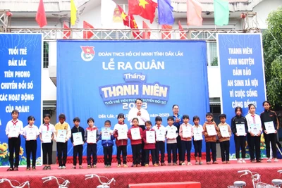 Lãnh đạo Tỉnh đoàn Đắk Lắk và Huyện ủy Cư M’gar trao tặng học bổng cho những học sinh có hoàn cảnh khó khăn tại Lễ ra quân Tháng Thanh niên năm 2023.