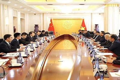 Toàn cảnh cuộc họp giữa Bộ trưởng Xây dựng Việt Nam Trần Hồng Minh và Bộ trưởng Bộ Giao thông vận tải Trung Quốc Lưu Vỹ về thúc đẩy hợp tác toàn diện trong lĩnh vực giao thông vận tải giữa hai nước. (Ảnh: Vụ Hợp tác quốc tế, Bộ Xây dựng)