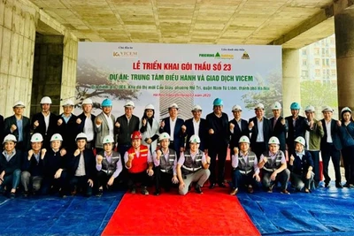 Lãnh đạo VICEM và nhà thầu phát lệnh tái khởi công dự án.