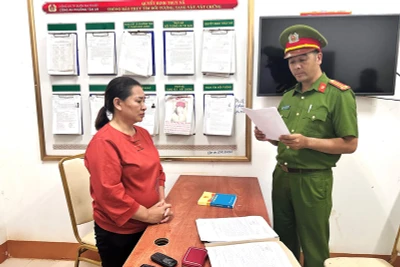 Cơ quan Cảnh sát điều tra, Công an tỉnh Đắk Lắk công bố quyết định khởi tố bị can và bắt tạm giam đối với Trần Thị Thúy.