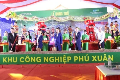 Phó Thủ tướng Chính phủ Trần Hồng Hà và các đại biểu động thổ khởi công dự án đầu tư xây dựng và kinh doanh kết cấu hạ tầng Khu công nghiệp Phú Xuân.