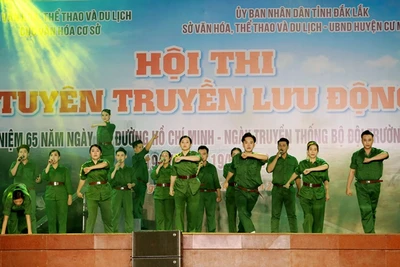 Hình ảnh những người lính Bộ đội Trường Sơn, thanh niên xung phong... tham gia chiến đấu, phục vụ chiến đấu trên đường Trường Sơn - đường Hồ Chí Minh được các Đội tuyên truyền lưu động tái hiện sinh động bằng các tiết mục nghệ thuật đặc sắc trên sân khấu. 