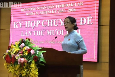 Phó Bí thư Thường trực Tỉnh ủy, Chủ tịch Hội đồng nhân dân tỉnh Đắk Lắk khóa X Huỳnh Thị Chiến Hòa trình bày tờ trình về việc đề nghị miễn nhiệm Chủ tịch Ủy ban nhân dân tỉnh Đắk Lắk khóa X, nhiệm kỳ 2021-2026, đối với ông Phạm Ngọc Nghị. 