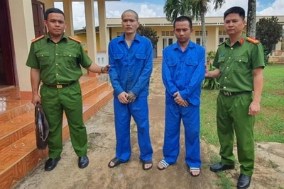 2 đối tượng Nguyễn Văn Vĩnh và Trần Văn Tùng bị Công an bắt giữ.