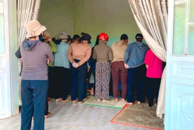 Người dân địa phương đến chia buồn cùng gia đình các em.