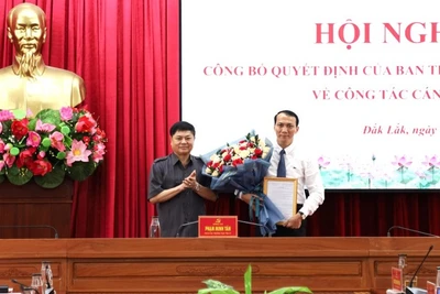 Phó Bí thư Thường trực Tỉnh ủy Đắk Lắk Phạm Minh Tấn trao quyết định của Ban Thường vụ Tỉnh ủy về phân công, điều động và bổ nhiệm đồng chí Nguyễn Đình Viên, Tỉnh ủy viên, Bí thư Huyện ủy, Chủ tịch Hội đồng nhân dân huyện Cư M’gar giữ chức vụ Chánh Văn phòng Tỉnh ủy Đắk Lắk.