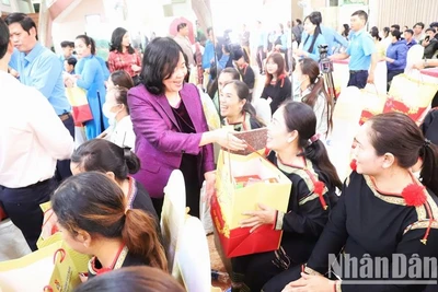 Đồng chí Bùi Thị Minh Hoài, Bí thư Trung ương Đảng, Trưởng Ban Dân vận Trung ương trao tặng quà Tết cho các công nhân, lao động nghèo tỉnh Đắk Lắk.