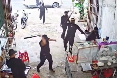 Các đối tượng xông vào đập phá quán phở trên địa bàn xã Ea Đar vào sáng 26/5.