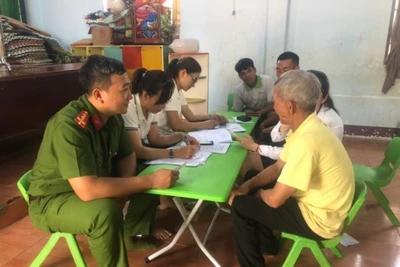 Lực lượng Công an ở Đắk Lắk tuyên truyền, vận động nhân dân nâng cao cảnh giác trước tình hình nhiều đối tượng giả danh công an tỉnh gọi điện để lừa đảo chiếm đoạt tài sản.