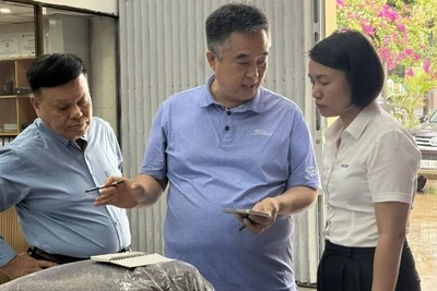 Đại diện doanh nghiệp Hàn Quốc kiểm tra lô hàng 500kg trà cascara được làm từ vỏ cà-phê đặc sản của Simexco DakLak trước khi xuất khẩu sang thị trường Hàn Quốc.