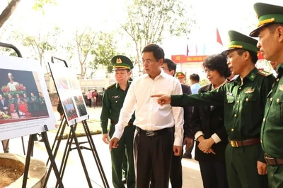 Các đại biểu tham quan Triển lãm ảnh “Tự hào một dải biên cương” tại Ngày hội Biên phòng toàn dân năm 2025.