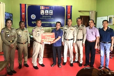 Đại diện Công an tỉnh Đắk Lắk tặng quà cho Công an tỉnh Mondulkiri. (Ảnh: Công an tỉnh Đắk Lắk)