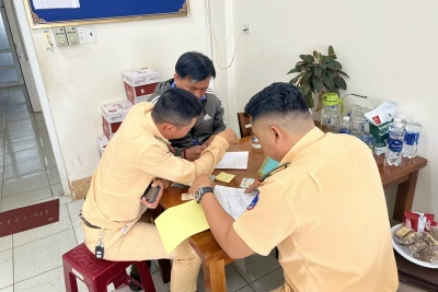 Lực lượng cảnh sát giao thông lập biên bản vi phạm đối với tài xế Thông. 