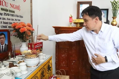 Thầy thuốc nhân dân, Giáo sư, Tiến sĩ, bác sĩ Phạm Như Hiệp, Giám đốc Bệnh viện Trung ương Huế, Chủ tịch Hội đồng ghép tạng Bệnh viện, thắp hương tưởng nhớ anh Trần Hữu N.