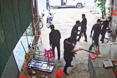 Nhóm đối tượng xông vào đập phá quán của gia đình ông Phạm Đức Đại, trú tại thôn 10, xã Ea Đar, huyện Ea Kar, tỉnh Đắk Lắk. (Ảnh chụp từ clip)