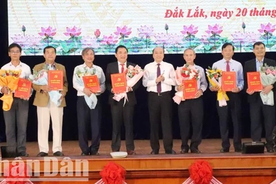 Chủ tịch Ủy ban nhân dân tỉnh Đắk Lắk Phạm Ngọc Nghị trao quyết định cho các đồng chí xin nghỉ công tác hưởng chế độ hưu trí và nghỉ công tác chờ hưởng chế độ hưu trí trước hạn tuổi để tạo điều kiện cho công tác bố trí, sắp xếp tổ chức bộ máy được thuận lợi. 