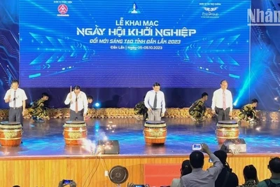 Các đại biểu đánh trống khai mạc Ngày hội khởi nghiệp đổi mới sáng tạo tỉnh Đắk Lắk năm 2023.