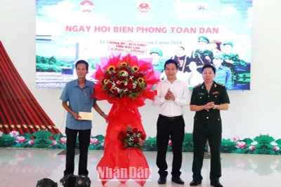 Đại tá Đỗ Quang Thấm, Chính ủy Bộ đội Biên phòng tỉnh Đắk Lắk tặng lãng hoa chúc mừng Ngày Biên phòng toàn dân năm 2024 cho lãnh đạo xã Ea Bung, huyện Ea Súp.
