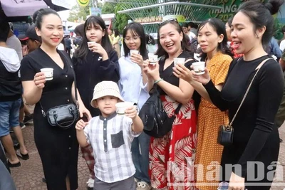 Nhiều người dân và du khách hết sức phấn khởi khi được thưởng thức cà-phê miễn phí dịp Lễ hội Cà-phê Buôn Ma Thuột lần thứ 9 năm 2025.