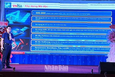 Các chuyên gia trong lĩnh vực chuyển đổi số giới thiệu về quá trình chuyển đổi số cũng như những thách thức mà quá trình chuyển đổi số ở Việt Nam phải đối mặt.