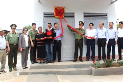 Các đại biểu bàn giao căn nhà tặng hộ ông Y Krêch Ađrơng trú tại buôn Kna A, xã Cư M’gar, huyện Cư M'gar.